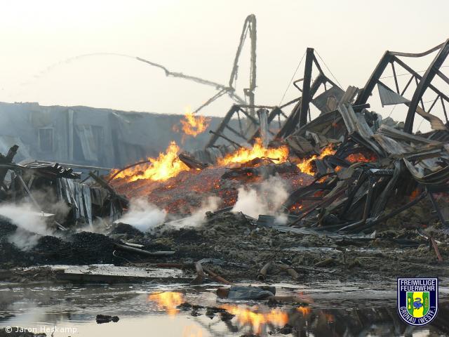 Lagerhalle mit 10.000 Tonnen Grillkohle steht in Flammen