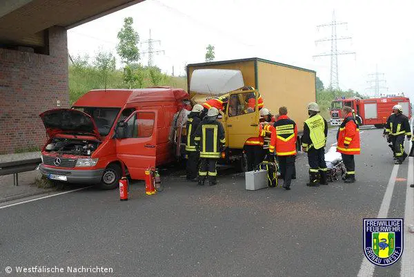 LKW schiebt Sprinter vor sich her