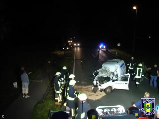 PKW prallt gegen Baum – Schwer verletzt