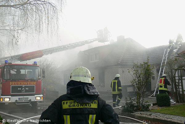 Wehr kämpft gegen Feuer und Qualm – Polizei ermittelt wegen Brandstiftung