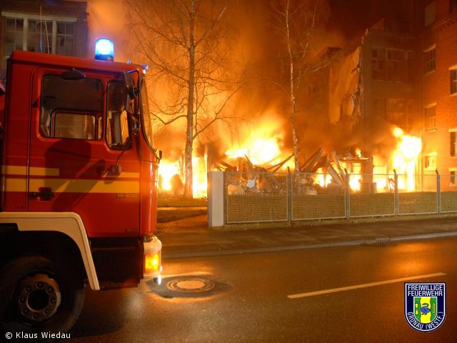 Großbrand vernichtet Germania-Halle – Industrieschornstein wurde gesprengt