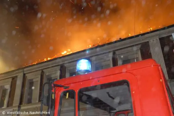 Dachstuhlbrand in einem Mehrfamilienhaus in Epe macht Haus unbewohnbar