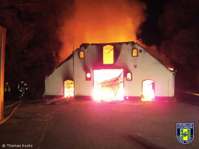 Feuer-Gross / Brennt Stallung bis auf die Grundmauern nieder