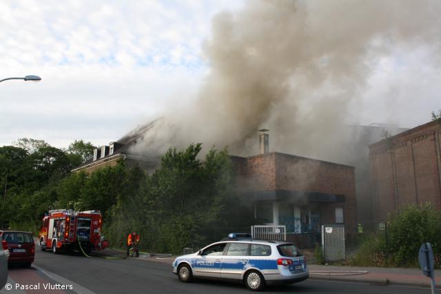 ehemaliges Verwaltungsgebäude wird Raub der Flammen