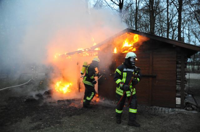 Holzhütte am Fischteich in Flammen