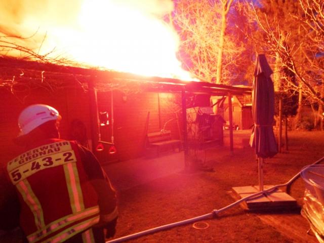 Grosses Gartenhaus steht in Flammen