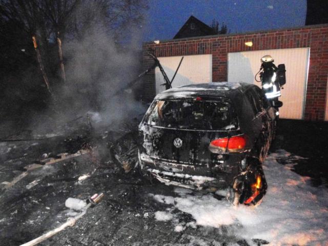 Fünf brennende Fahrzeuge fordern die Feuerwehr
