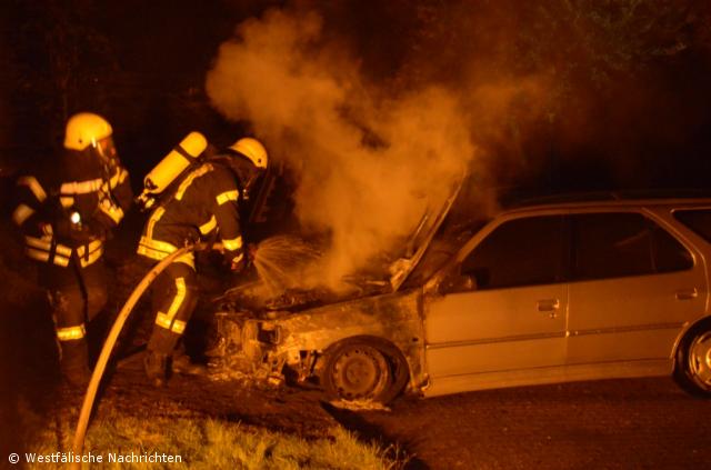 Schon wieder brennen vier Fahrzeuge