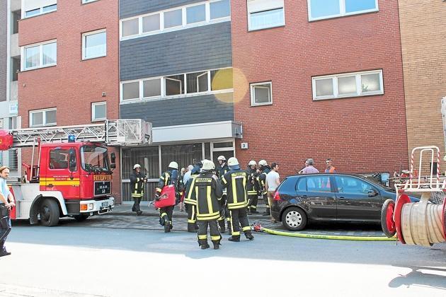 Windeleimer auf eingeschaltetem Herd fängt Feuer