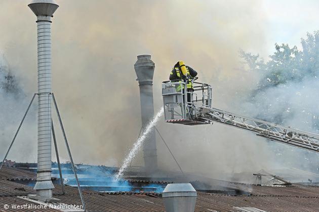 Produktionshalle der Holztechnikfirma Schulten stand in Flammen