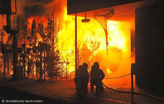 Rohstoffballenlager im Aussengelände der Firma Altex stand in Flammen