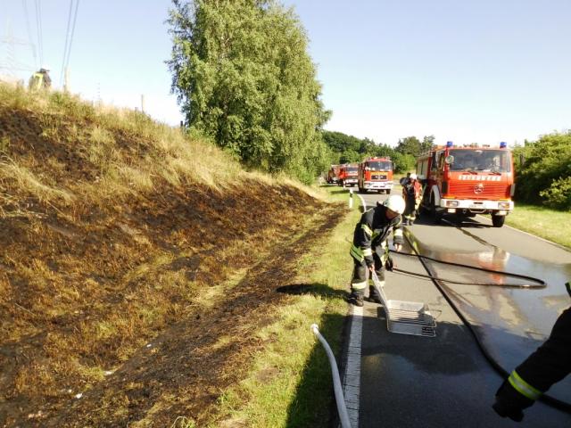 Technischer Defekt an einem Fahrzeug löste mehrere Böschungsbrände aus