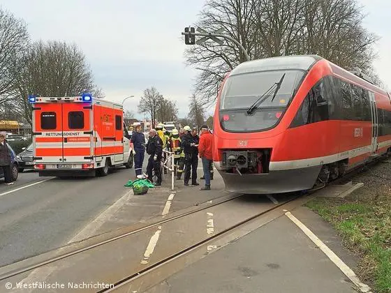 Frau wurde durch Zug lebensgefährlich verletzt