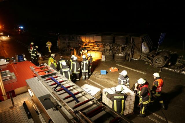 Schwerer Verkehrsunfall mit LKW auf der B 54