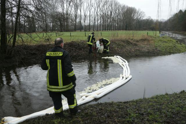 Öl auf Dinkel und Schwarzbach beschäftigt die Feuerwehr weiter