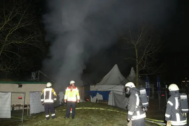 Festzelt vom Hofbräugarten in Flammen