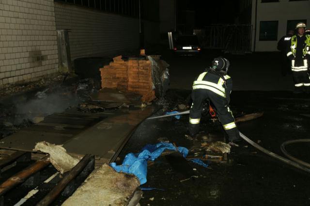 Unrat und Paletten brannten am Amelandsbrückenweg