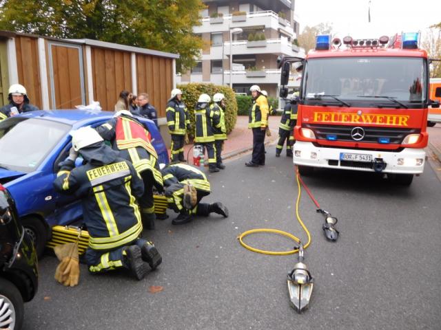 Feuerwehr befreite Verletzten nach Verkehrsunfall