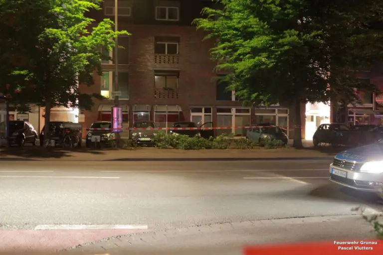 Feuerwehr leuchtet nach Schußwechsel Tatort aus