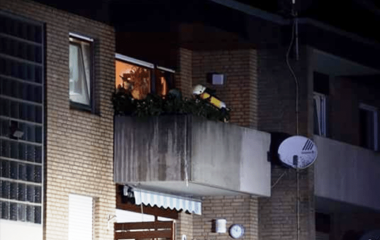 Brannte Blumenkasten auf Balkon im 2. Obergeschoss