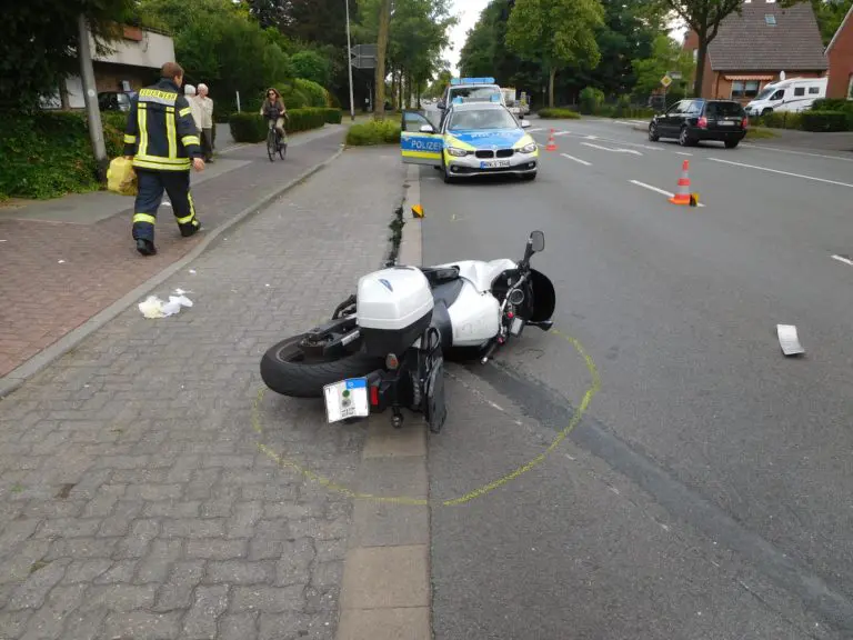 Abstreuen einer Oelspur nach Verkehrsunfall