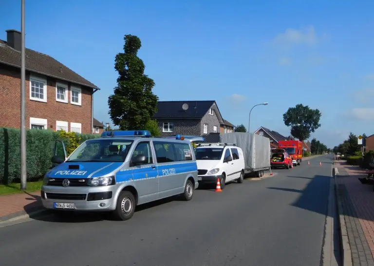 Polizei stoppt Fahrzeuggespann wegen auslaufender Flüssigkeit