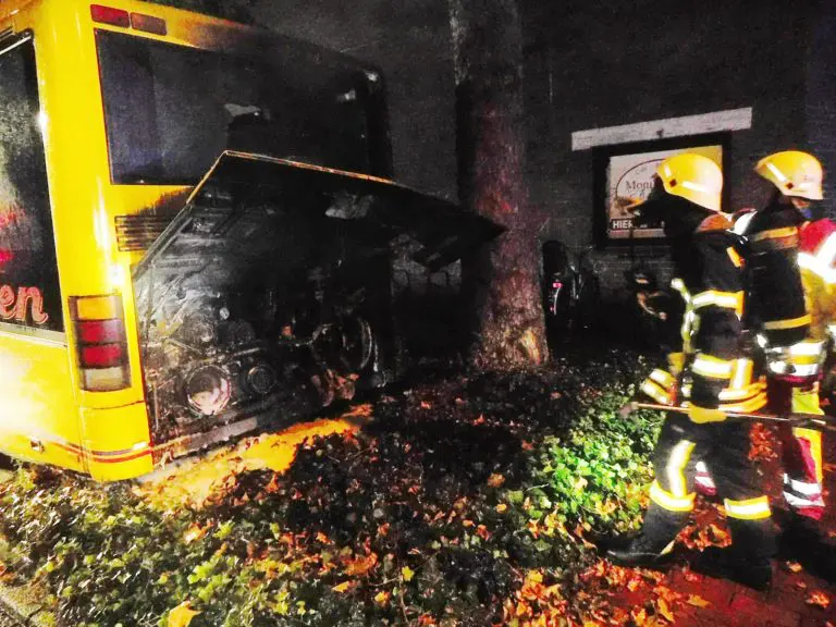 Schulbus durch Brand beschädigt