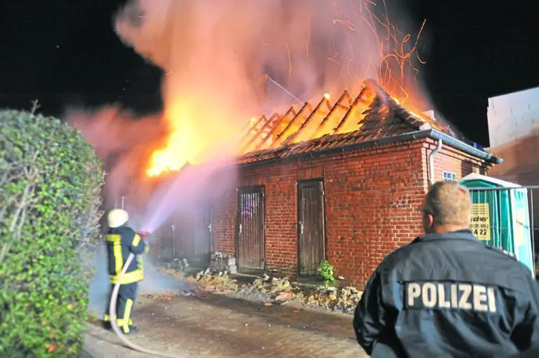 Dachstuhl eines Geräteanbaues stand lichterloh in Flammen