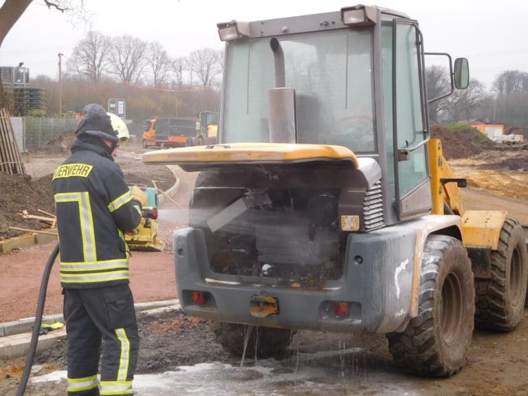 Radlader brannte an der Maybachstraße