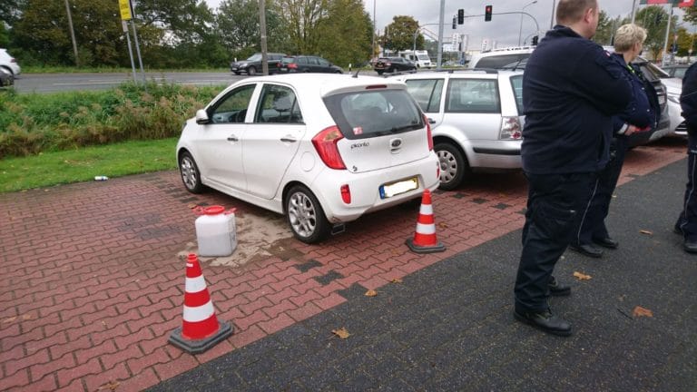 Benzin lief aus einem Fahrzeug aus