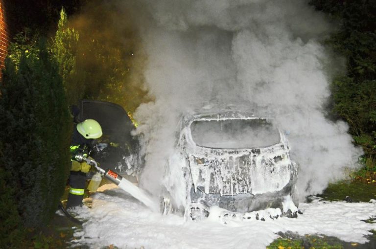 Auto brennt aus ungeklärter Ursache
