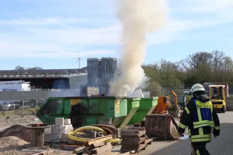 Altholzcontainer brannte an der Borgwardstraße