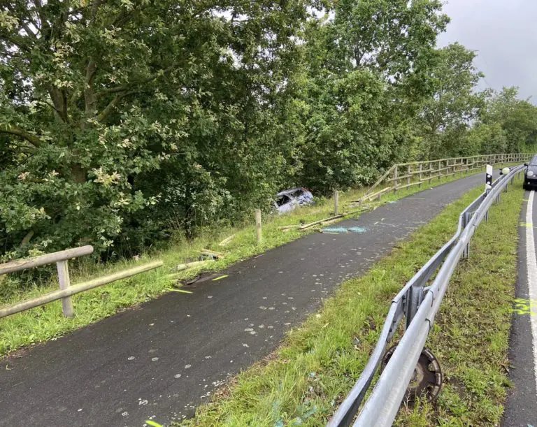 Über die Leitplanke in den Graben geschleudert