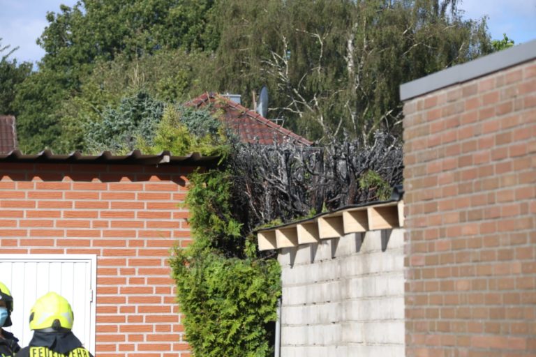 Brand einer Hecke beschädigt auch Haus