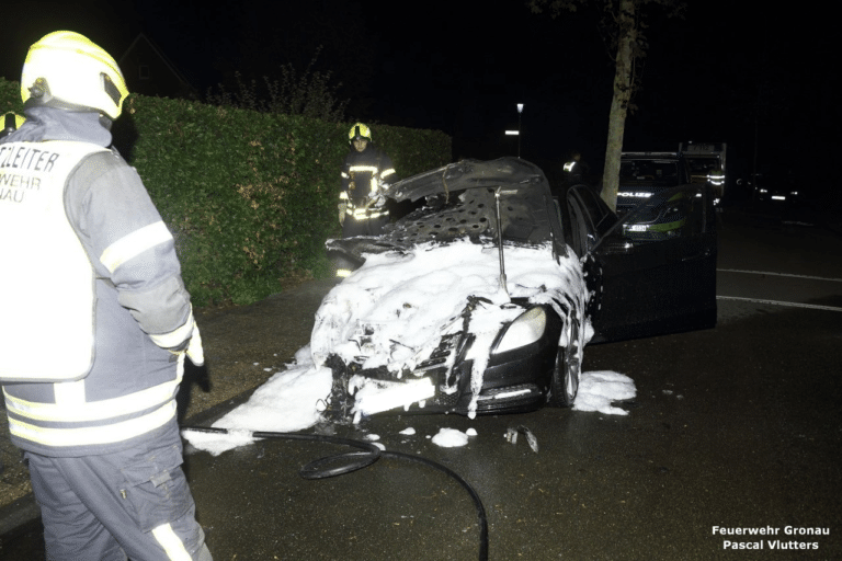 Drei Fahrzeuge brennen in einer Nacht