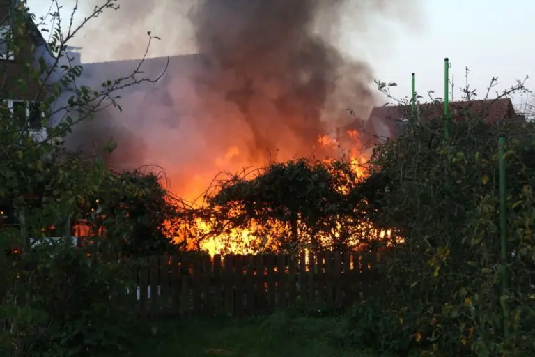 Gemeldeter Heckenbrand entwickelte sich zum großen Feuer