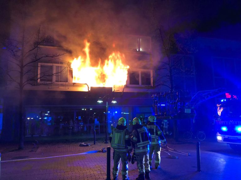 Drei Fahrzeuge und eine Wohnung im 1. OG durch Brand beschädigt