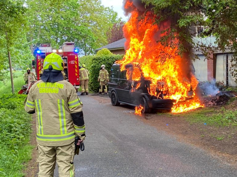 PKW Brand auf der Industriestraße