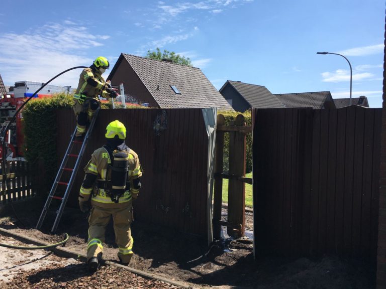 Brand einer Zaunkonstruktion am Drostenwoort