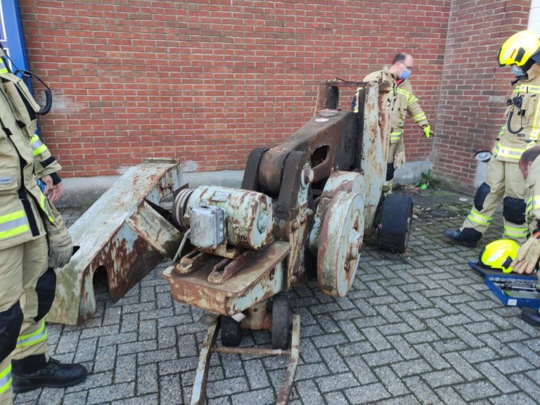 Katze aus alter Maschine befreit