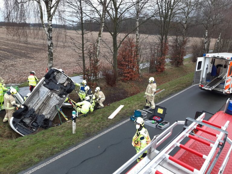 Zwei Verletzte bei Alleinunfall auf der K 25