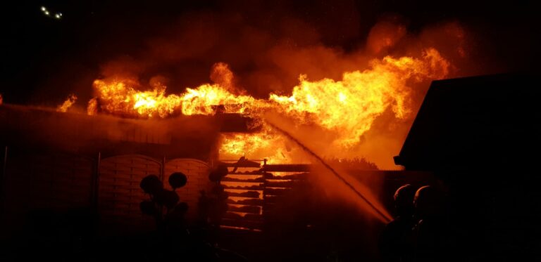 Großbrand im Bestattungsunternehmen am Kurzen Weg