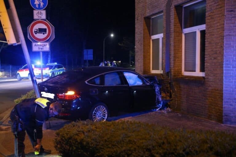 Ende einer Autofahrt vor der Hauswand an der Overdinkelstraße