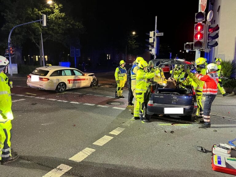Verkehrsunfall mit eingeklemmter Person
