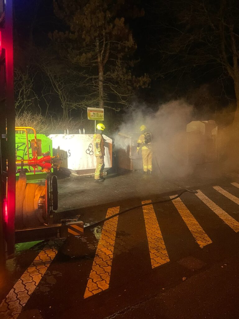wieder brennen Papiercontainer an der Laubstiege
