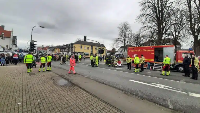 Feuerwehr unterstützt den Karnevalsumzug in Gronau