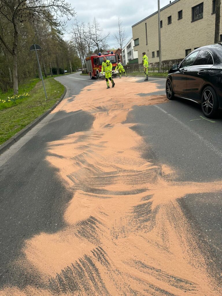 ausgelaufene Betriebsstoffe nach Verkehrsunfall