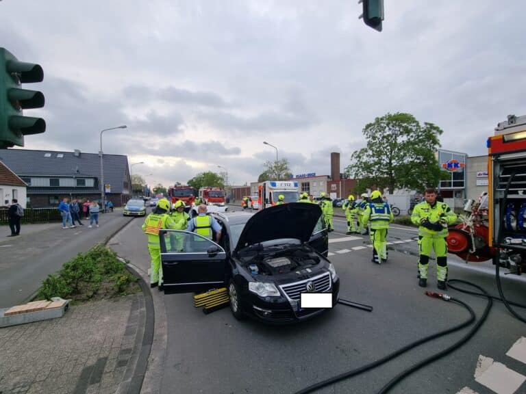 Verkehrsunfall mit eingeschlossener Person