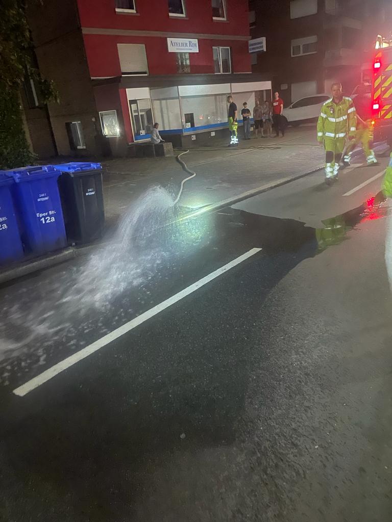Rohrbruch setzt Kellerbüro unter Wasser