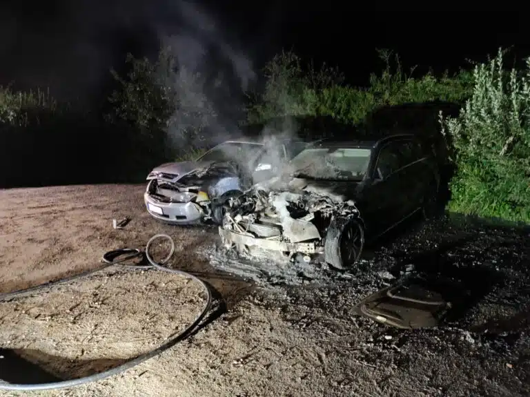 Zwei Autos brannten aus ungeklärter Ursache
